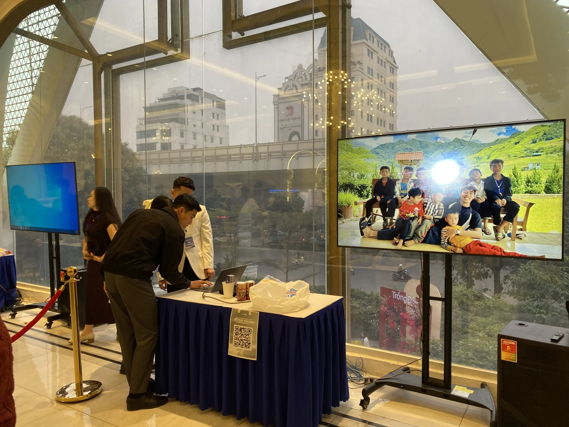 Dịch Vụ Cho Thuê Tivi 65 Inch