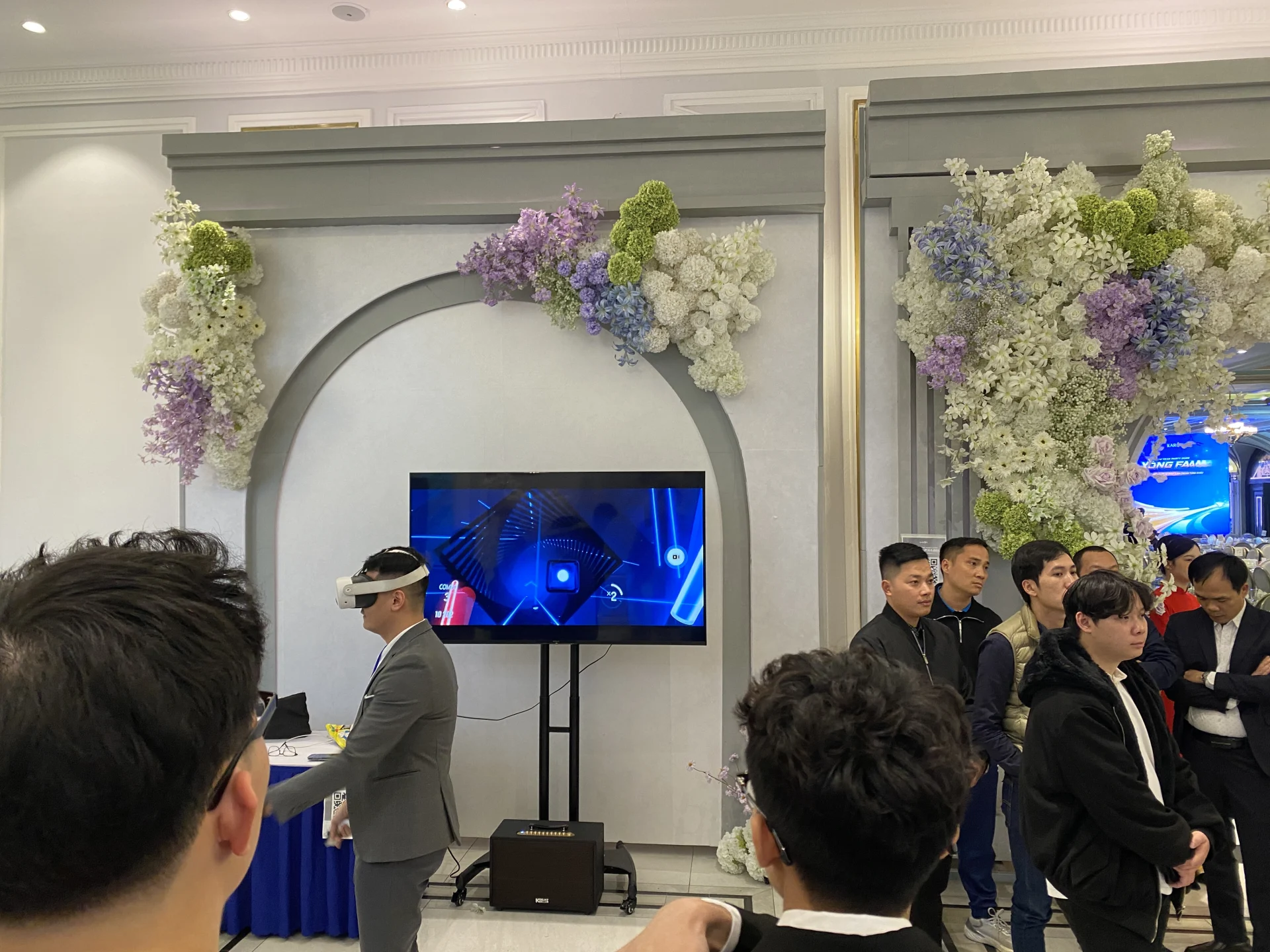 cho thue tivi 65 inch