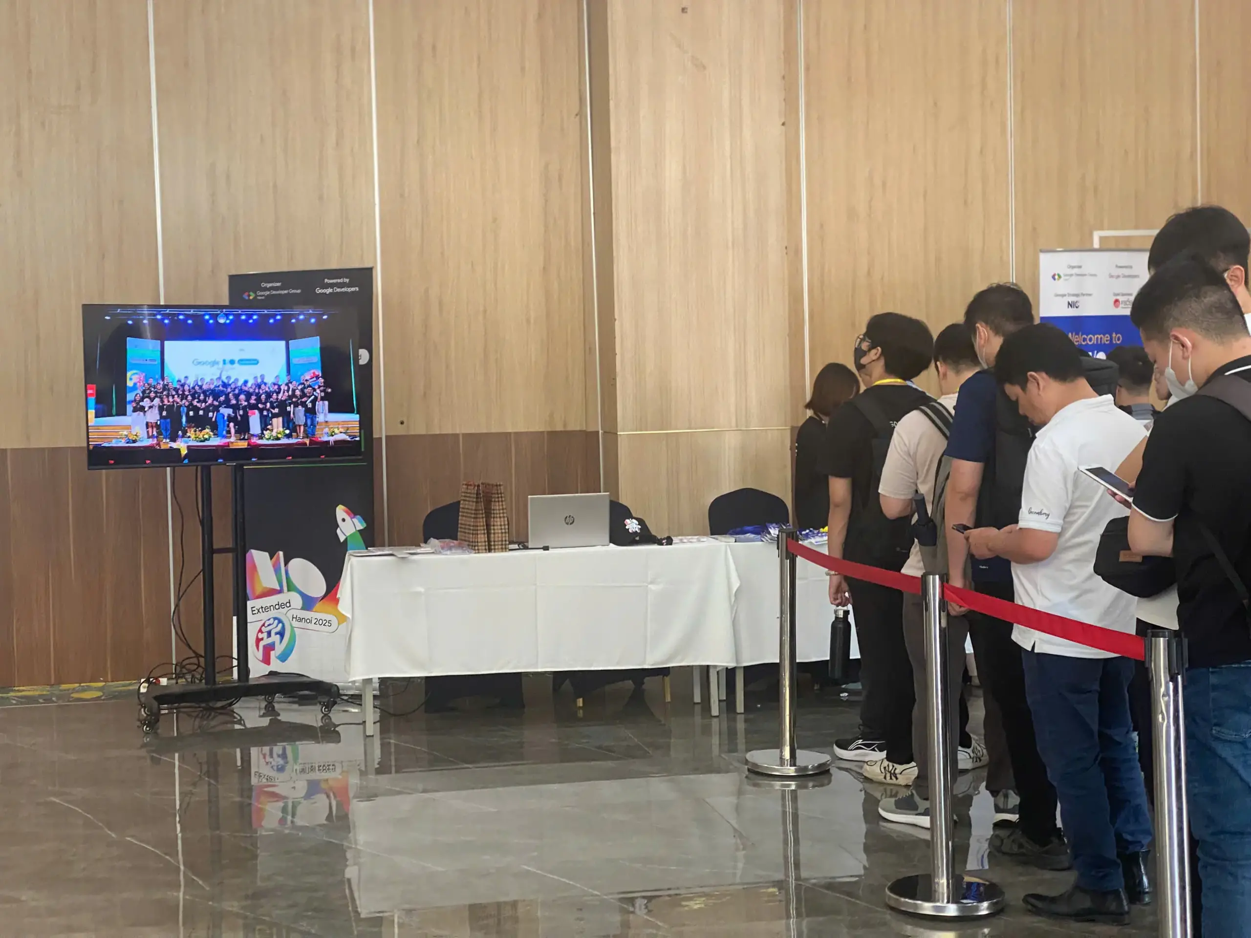 thuê tivi 55 inch nguyễn phong sắc hà nội