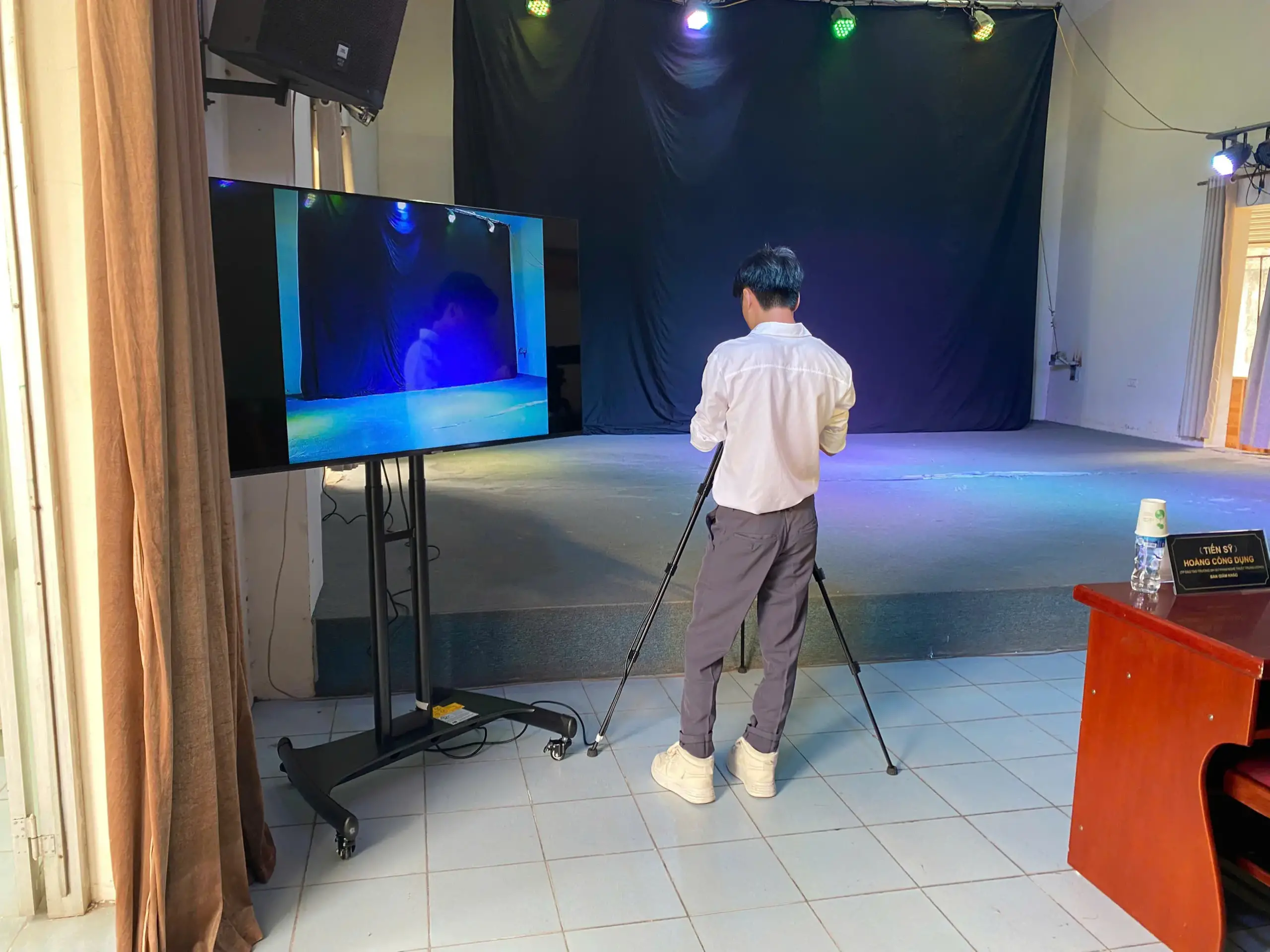 cho thuê tivi 65 inch